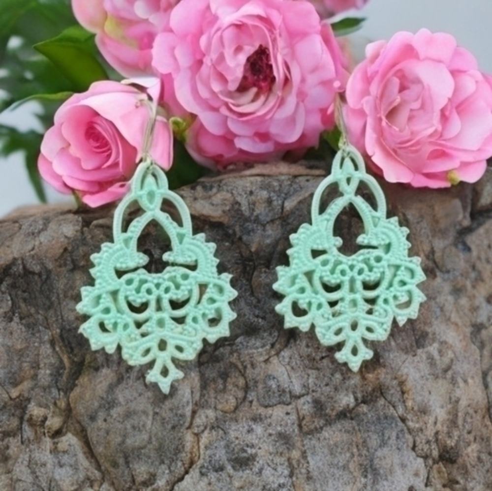 MODCLOTH MOROCCAN LIGHTWEIGHT CHANDELIER EARRINGS